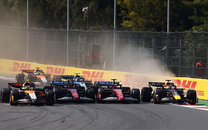A incrível e disputada frenagem da primeira curva da etapa mexicana (Foto/Reprodução)