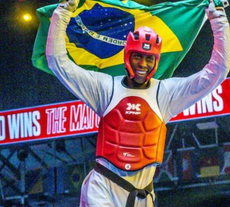 Antes do feito de Henrique, apenas duas brasileiras haviam conquistado o ouro em mundiais: Natália Falavigna, há duas décadas, e Maria Clara Pacheco, que também subiu ao lugar mais alto do pódio nesta edição (Foto/Reprodução)