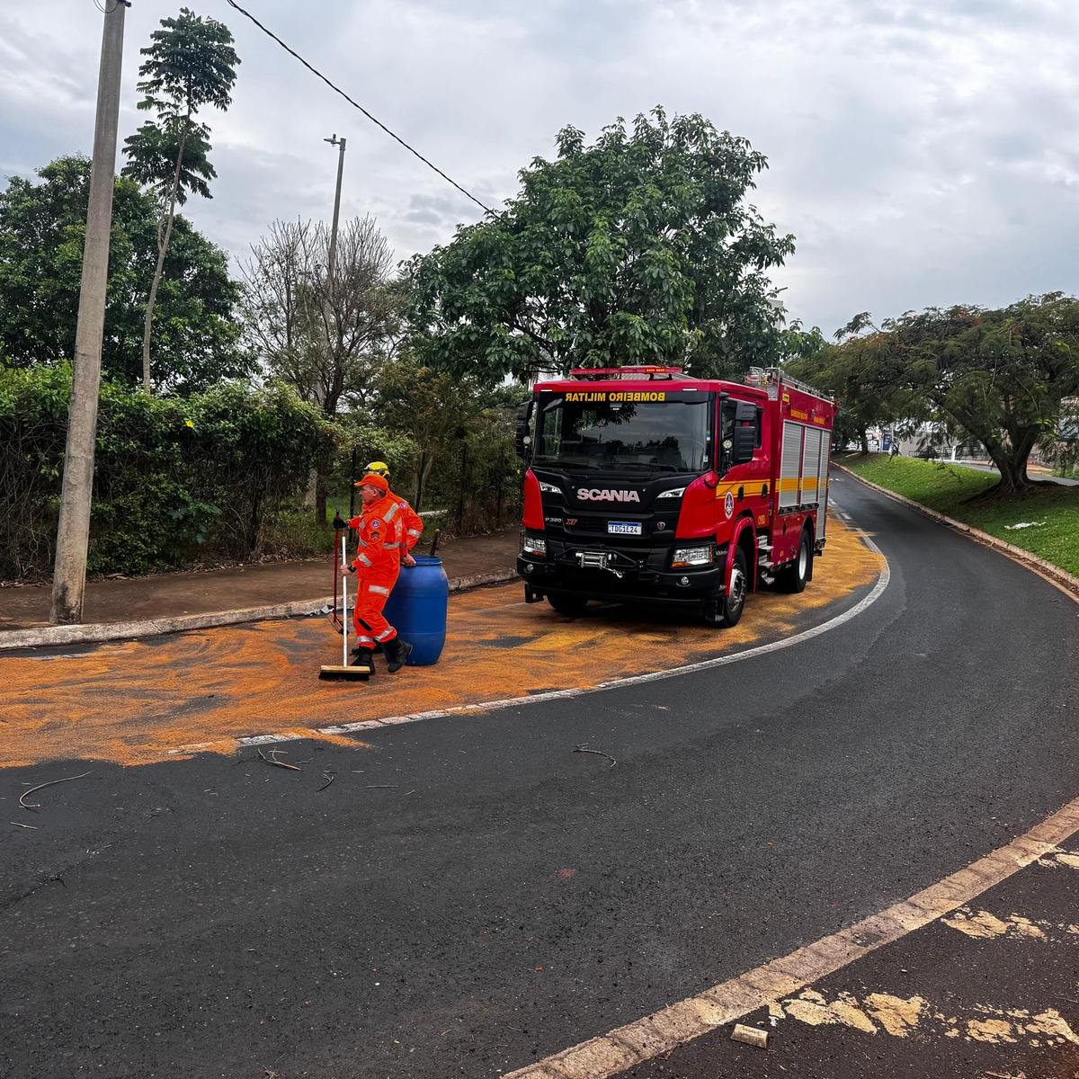 Os bombeiros realizaram a sinalização do trecho e aplicaram serragem sobre o óleo (Foto/Divulgação)