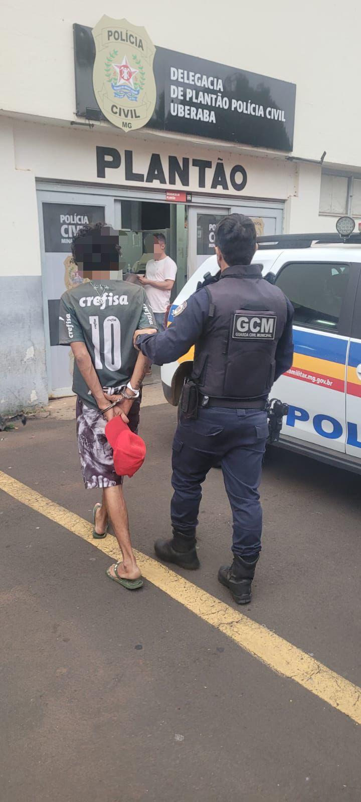 Homem foi abordado por equipe da Guarda durante patrulhamento no centro de Uberaba e acabou preso por mandado em aberto. (Foto/Divulgação/GCM)