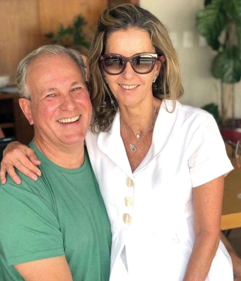 Aniversariante deste finalzinho de mês, Cristina (na foto com seu marido André Martins) passou a data em praia privé, já que ainda curtem temporada na península ibérica (Foto/Arquivo pessoal)