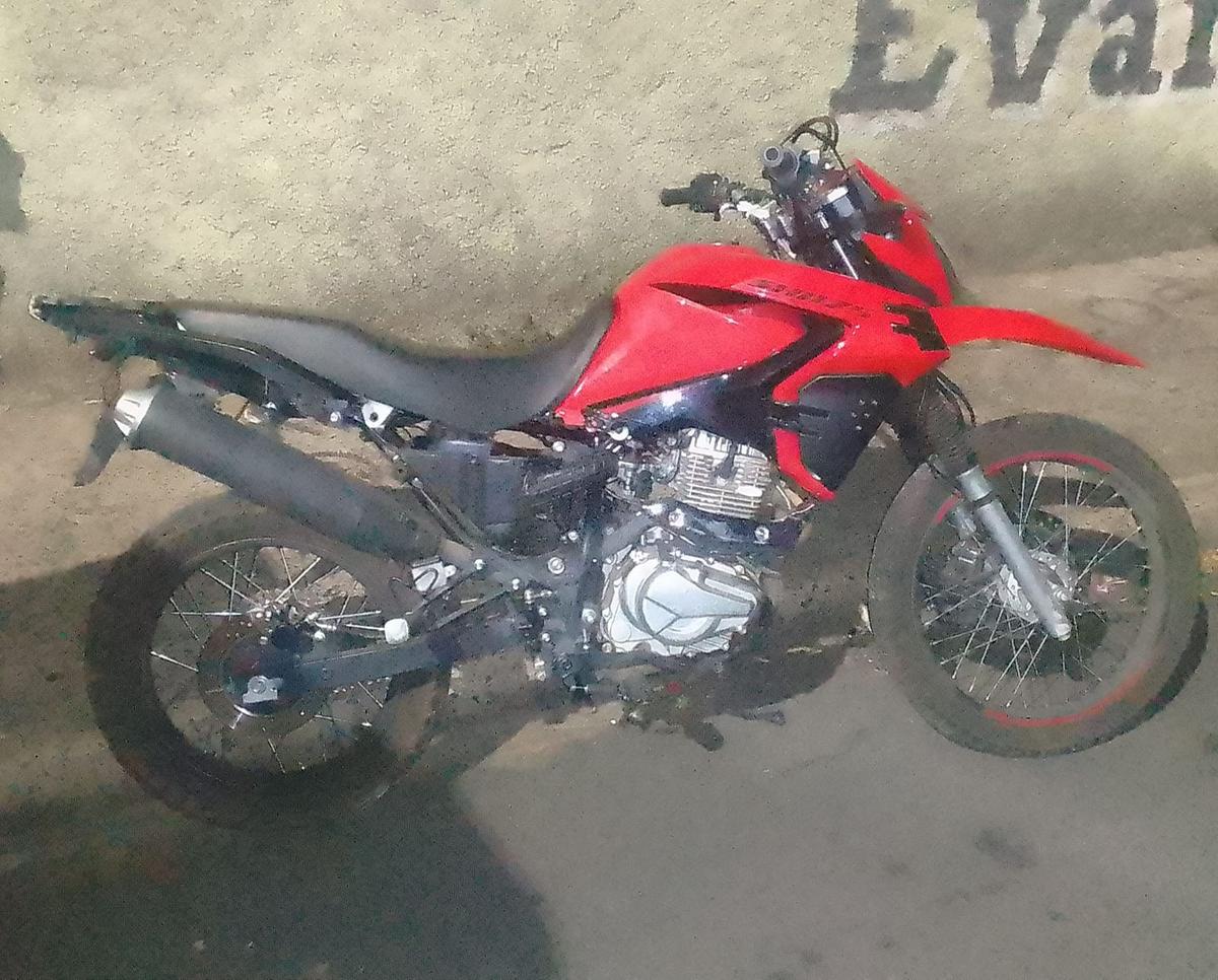 Motocicleta furtada foi recuperada pela PM durante patrulhamento no bairro Costa Teles I, em Uberaba. (Foto/Divulgação/PMMG)