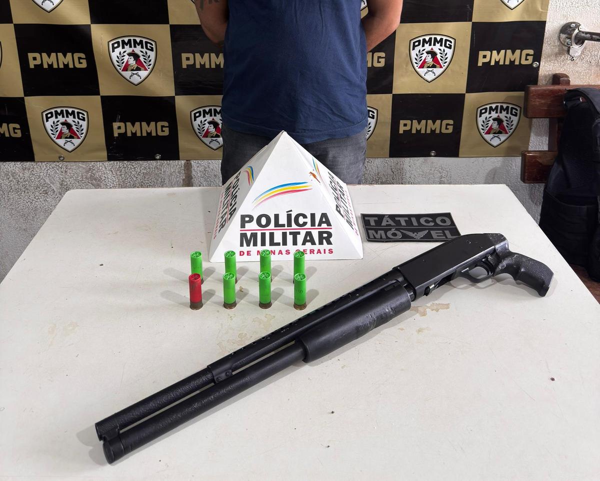 Arma de grosso calibre foi encontrada dentro do carro do suspeito, enrolada em cobertor e saco plástico. Ação da GEPMOR terminou com um homem preso em Uberaba. (Foto/Divulgação/PMMG)