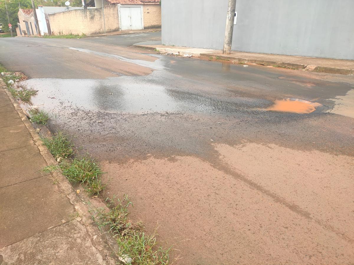 De acordo com o denunciante, o problema é visível e preocupa não só pela quantidade de água desperdiçada, mas pelo tráfego intenso de caminhões na região, que pode comprometer ainda mais o asfalto (Foto/Leitor JM)