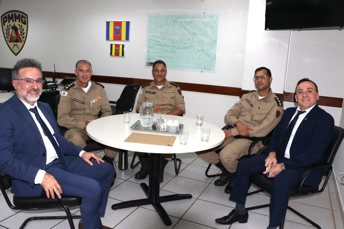 O comandante da 5ª Região da PM, coronel Rodrigo Wolf, recebeu os juízes Marcelo Lemos e Alexandre de Jesus, além dos tenentes-coronéis Reginaldo Correia e Matheus Cassimiro, para tratar do planejamento das eleições de 2026. (Foto/Divulgação)