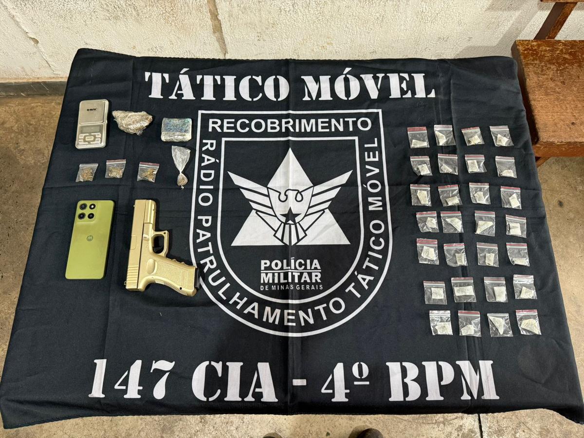 Droga sintética “Ice”, maconha tipo Gold e simulacro de pistola foram apreendidos pelo Tático Móvel em ação na rua Newton Carneiro, em Uberaba. (Foto/Divulgação/PMMG)