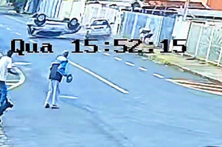 O trânsito foi temporariamente interrompido para a retirada dos carros e limpeza da via (Foto/Reprodução)