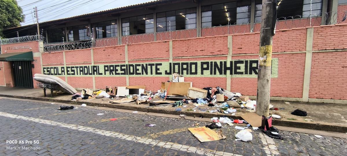 Em contato com a reportagem, o vice-diretor da escola, Luiz Gustavo Alves, informou que o material foi deixado por um morador da vizinhança (Foto/Marcos Machado)