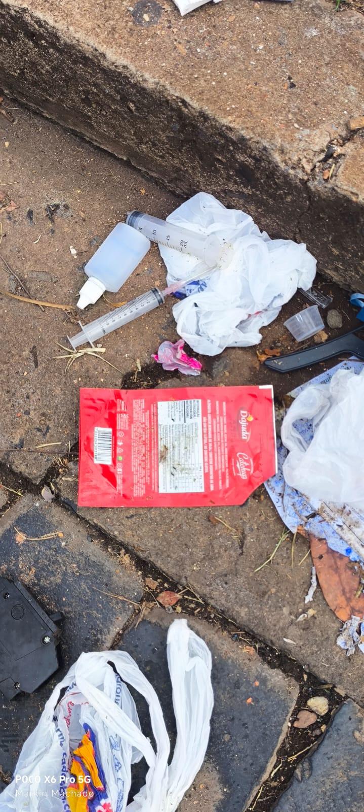 Imagens enviadas ao Jornal da Manhã mostram colchões, roupas, garrafas de bebida, entulho, lixo doméstico e até seringas usadas espalhados pelo local, representando risco de contaminação, especialmente para crianças e adolescentes (Foto/Marcos Machado)