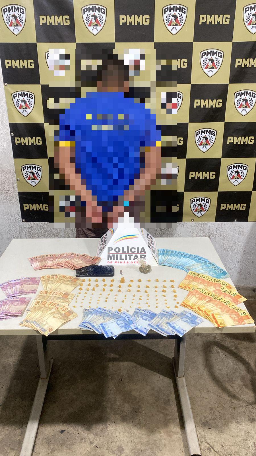 Drogas, dinheiro e celular apreendidos pela PM em casa usada para o tráfico no bairro Boa Vista. (Foto/Divulgação/PMMG)