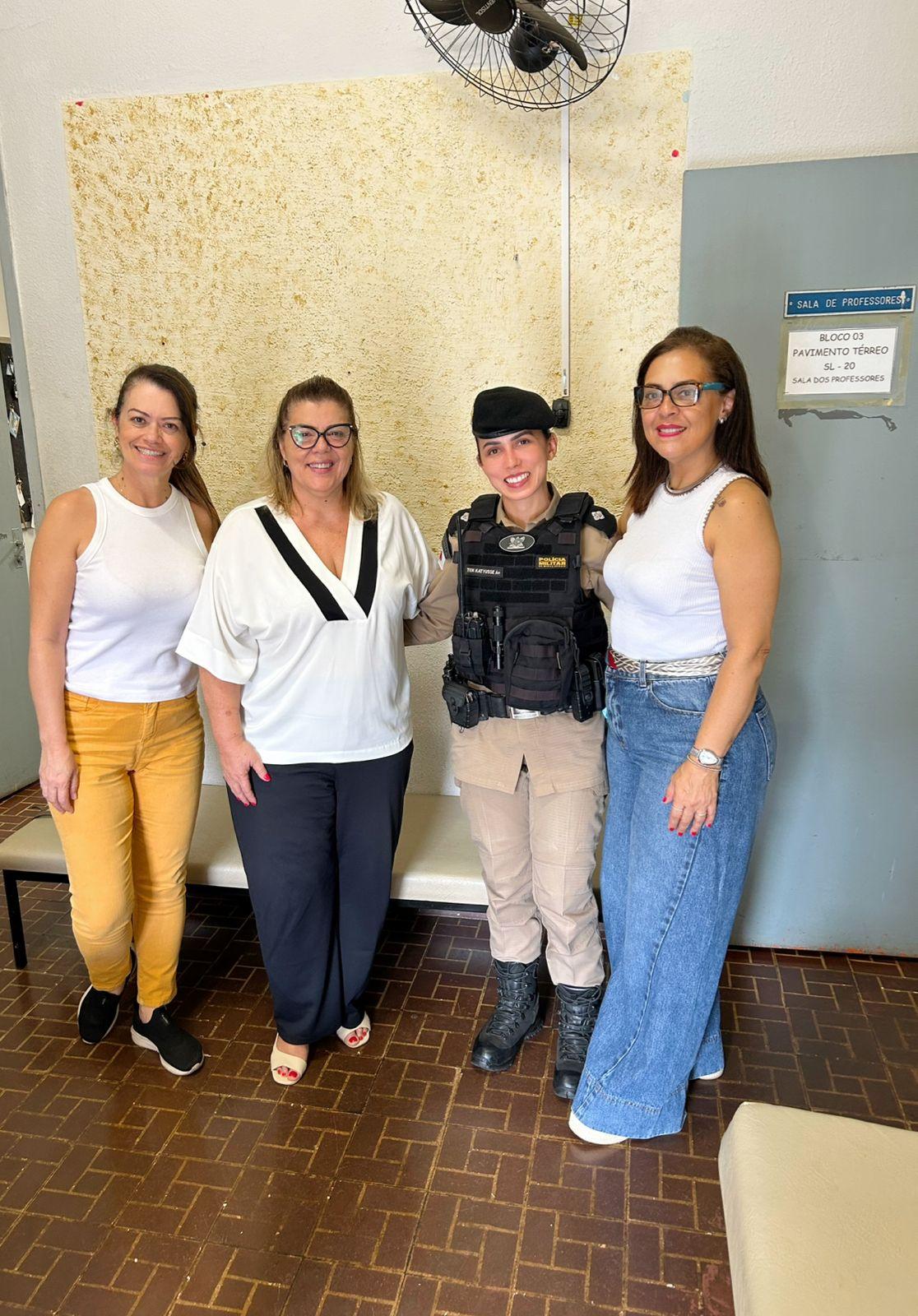 Polícia Militar e direção escolar traçam estratégias para reforçar a segurança e orientar alunos sobre prevenção ao uso de drogas. (Foto/Divulgação/PMMG)