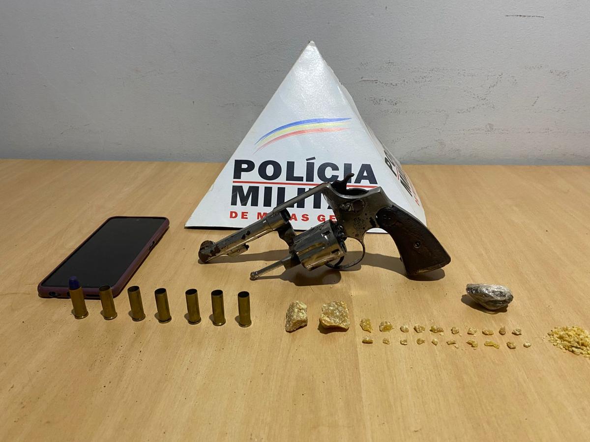 Polícia apreendeu arma, munições e drogas após prisão de homem que confessou tentativa de homicídio em Pirajuba. (Foto/Divulgação/PMMG)