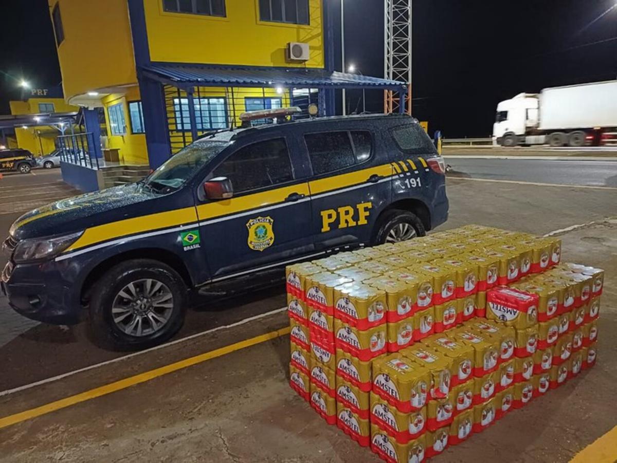 Segundo a PRF, a dupla relatou que o contratante teria dito ter encontrado as latas “no meio do mato” (Foto/Divulgação)