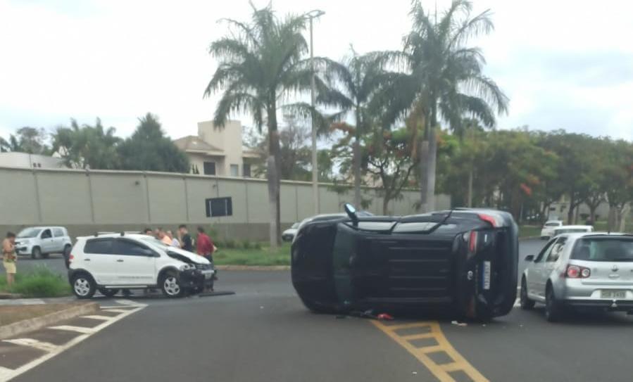 Com o impacto da batida, um dos veículos chegou a capotar (Foto/Reprodução)