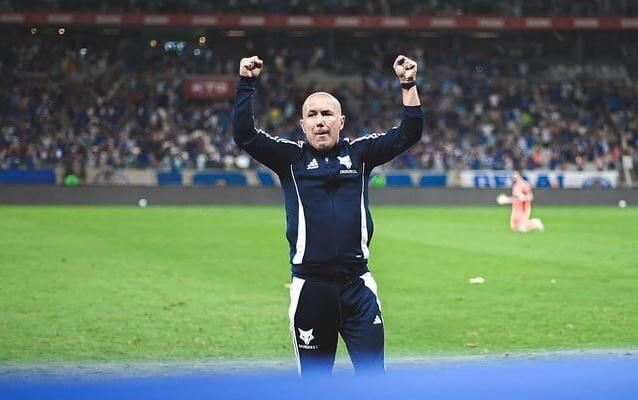 Leonardo Jardim comemora com a torcida celeste vitória sobre o Bragantino (Foto/Gustavo Martins/Cruzeiro)