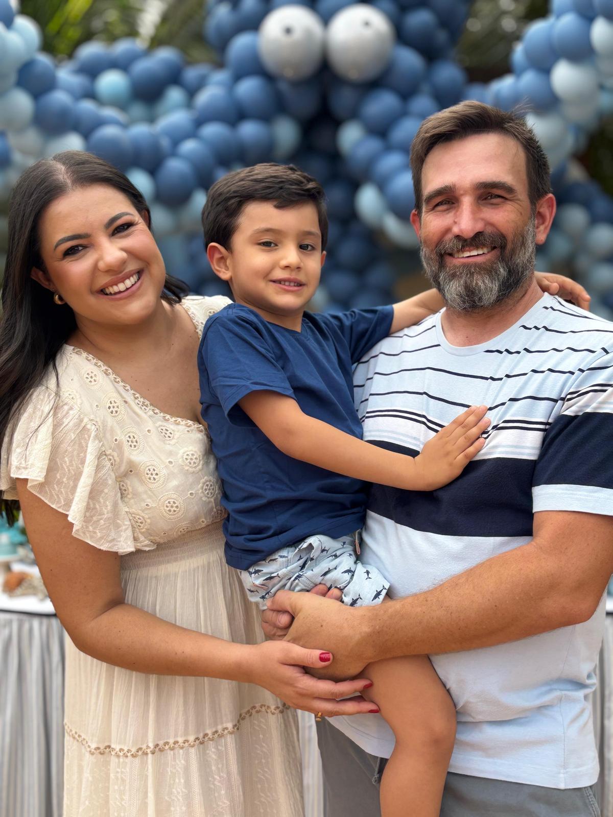 Samuel Del Vechio fez 5 anos e ganhou festa do fundo do mar. Na foto, com os pais Jussara Santos Del Vechio e Fabio Del Vachio. (Foto/Reprodução)