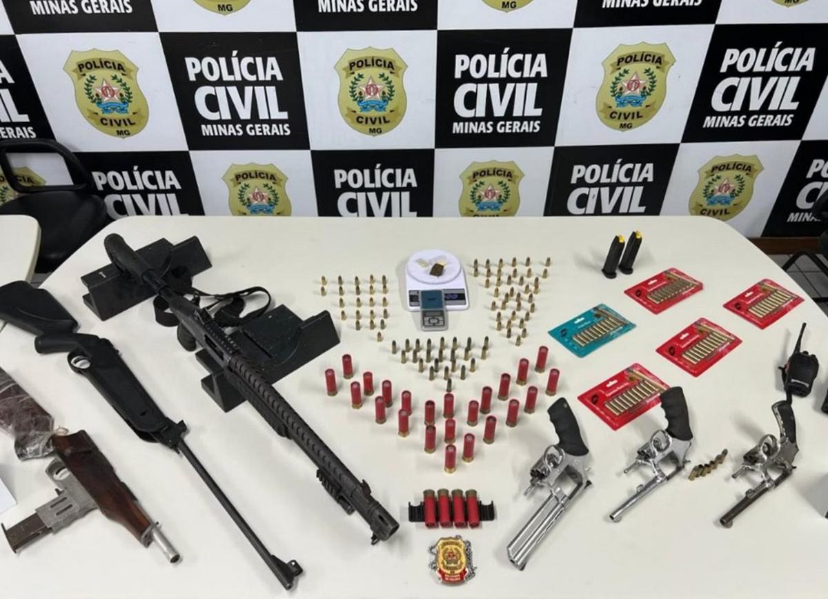 Durante a abordagem, foram apreendidas armas e munições de diversos calibres. (Foto/Reprodução)