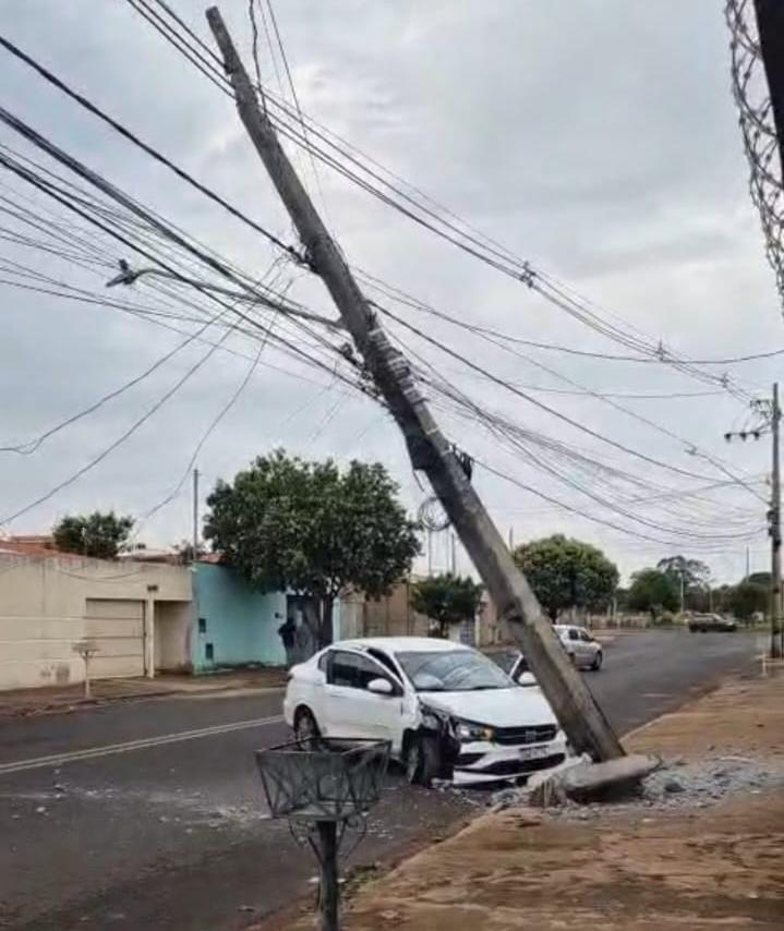 Poste de iluminação pública ficou inclinado após colisão de veículo, no bairro Parque das Aroeiras. (Foto/Divulgação)