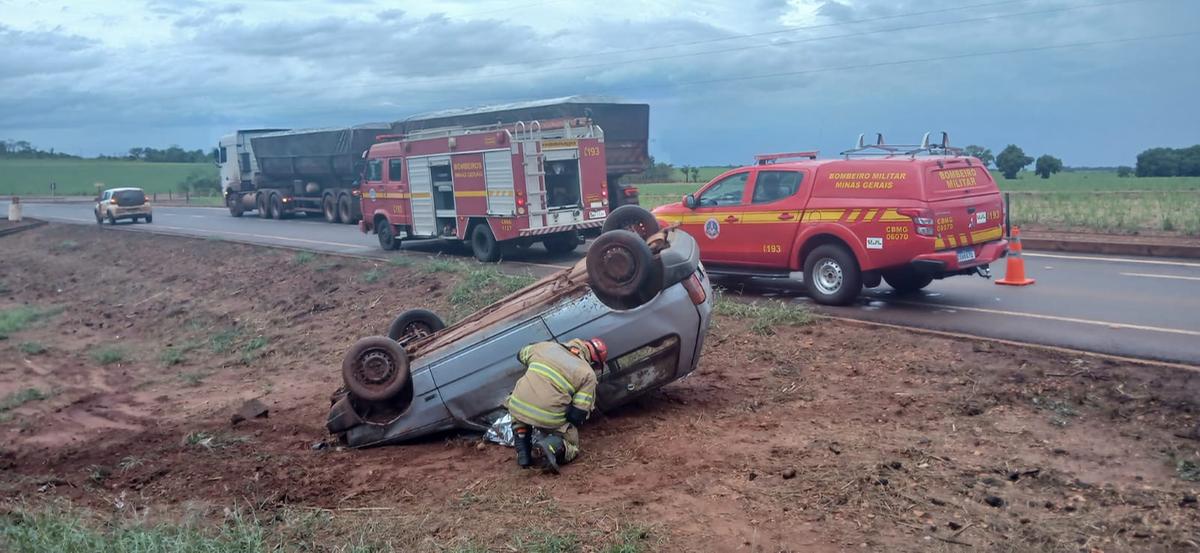O condutor do veículo perdeu o controle da direção, fazendo com que o carro capotasse às margens da via (Foto/Divulgação Corpo de Bombeiros)