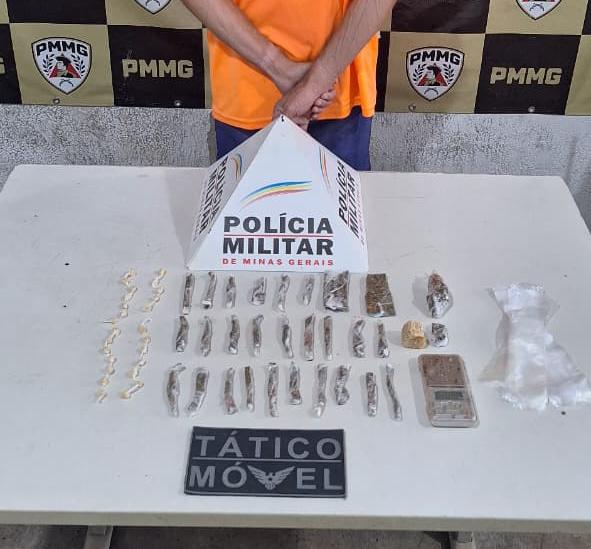 Polícia apreendeu tabletes e buchas de maconha, pedras de crack e uma balança de precisão escondidos em área de mata no bairro Chica Ferreira. (Foto/Divulgação/PMMG)