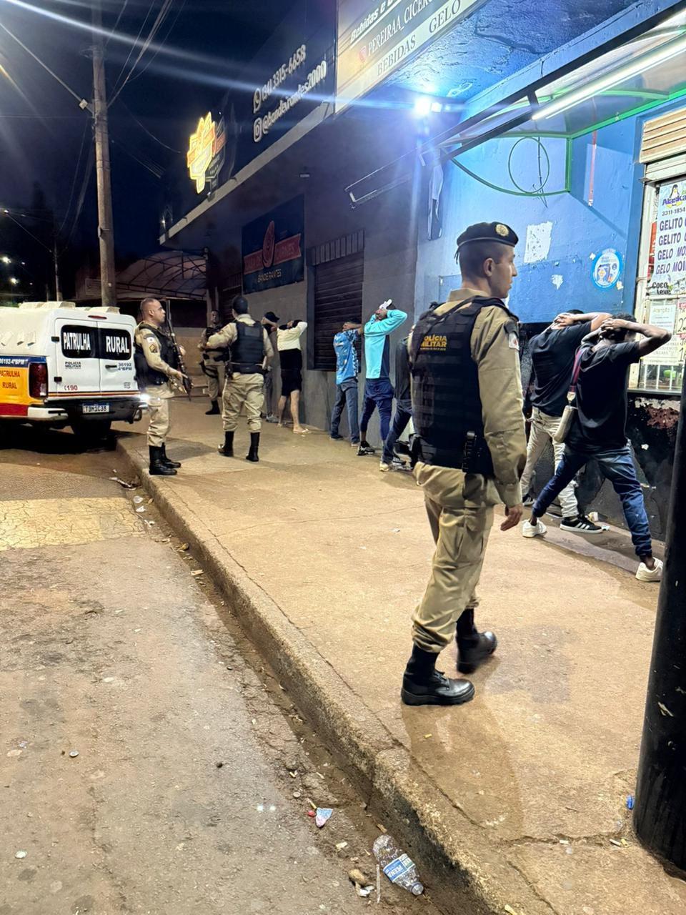 Polícia Militar realiza batida policial e aborda veículos e pessoas durante a Operação Copo Limpo, no Residencial 2000. (Foto/Divulgação/PMMG)