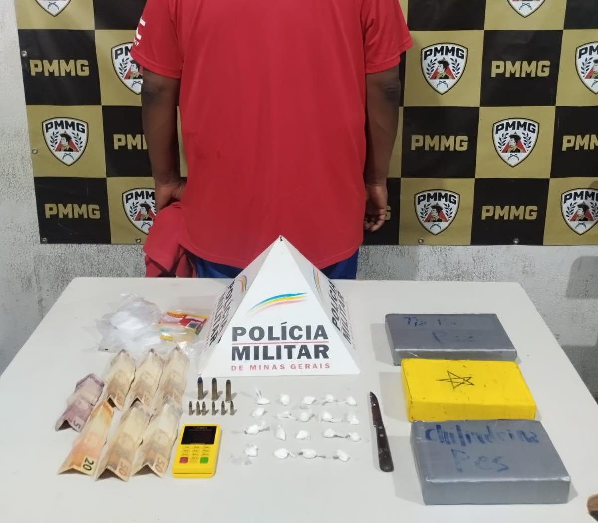 Drogas, munições, dinheiro e máquina de cartão foram apreendidos durante operação no bairro Boa Vista. (Foto/Divulgação/PMMG)