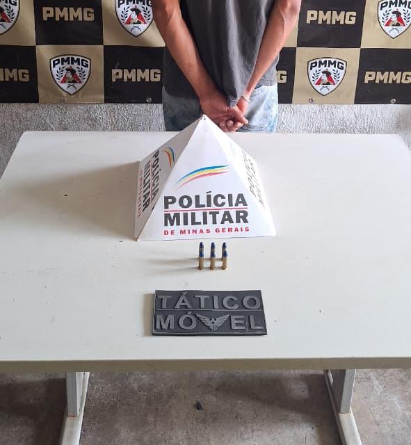 PM apreendeu seis munições calibre .38 e um coleiro mantido em cativeiro em residência no bairro Maria da Glória. (Foto/Divulgação/PMMG)