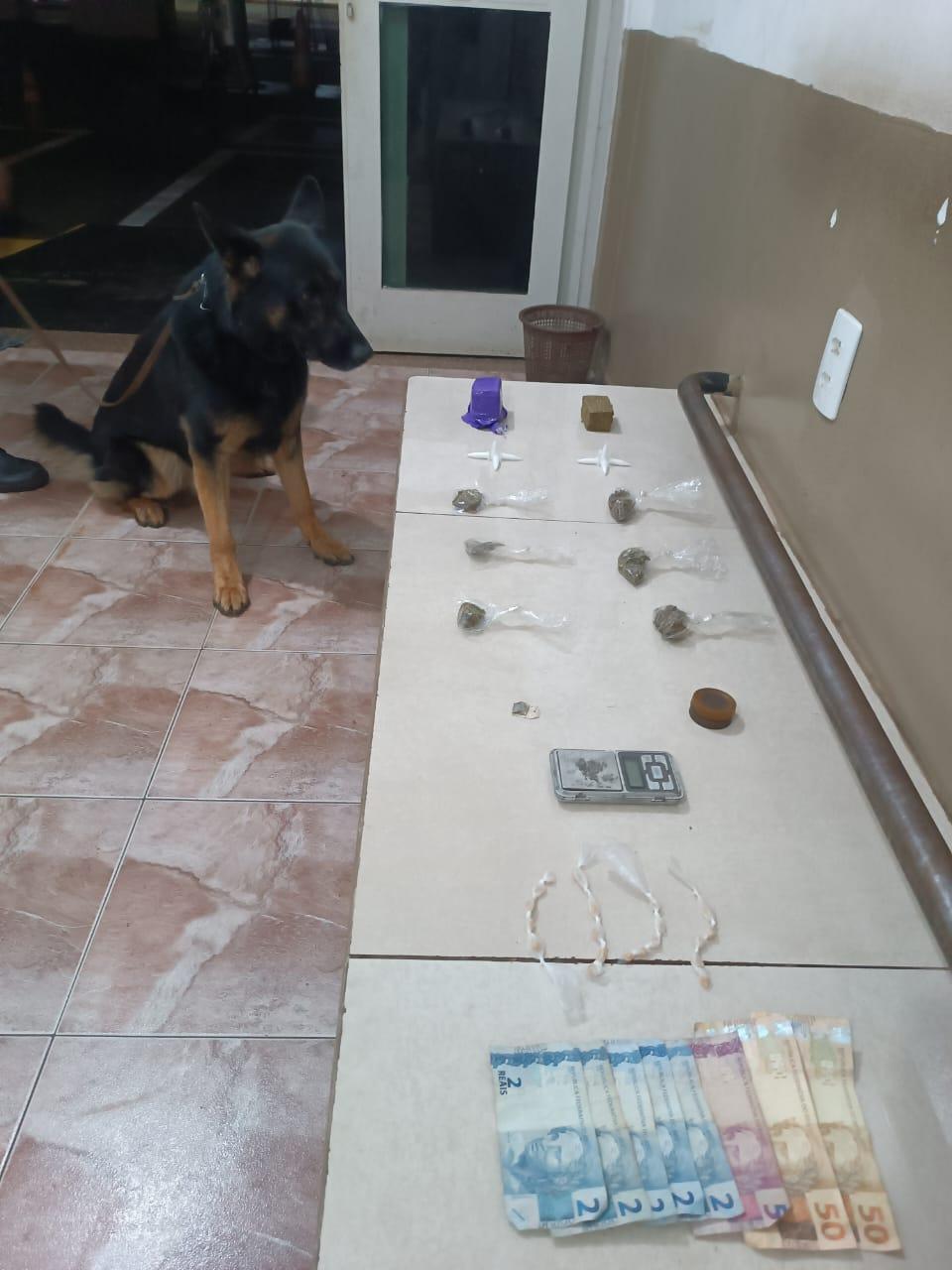 Operação conjunta da PM apreendeu maconha, crack, cocaína e balança de precisão no bairro Uberaba I. (Foto/Divulgação/PMMG)