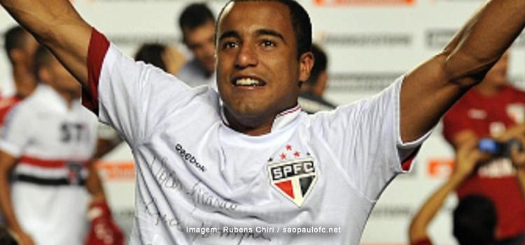 Com gols de Lucas Moura (Foto acima) e Luiz Gustavo, Tricolor faz 2 a 0, encerra série de vitórias do Vasco e sobe para o oitavo lugar na tabela (Foto/Rubens Chiri/SPFC)