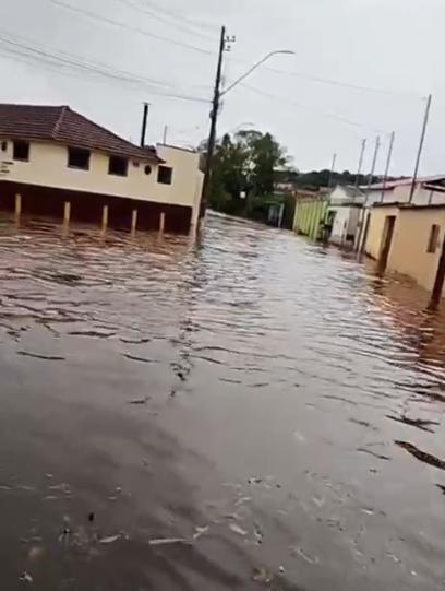 Casas ficaram alagadas em Sacramento; famílias tiveram prejuízos materiais após forte chuva. (Foto/Reprodução)