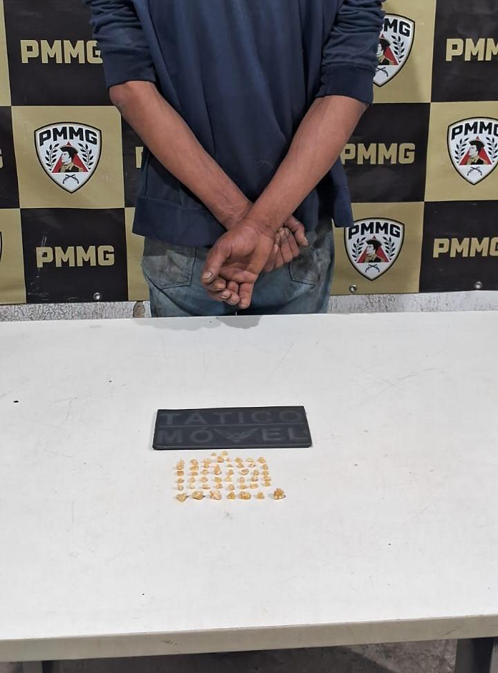 Cão policial Unun localizou 49 pedras de crack escondidas em ponto de tráfico no bairro Terra Santa, em Uberaba. (Foto/Divulgação/PMMG)