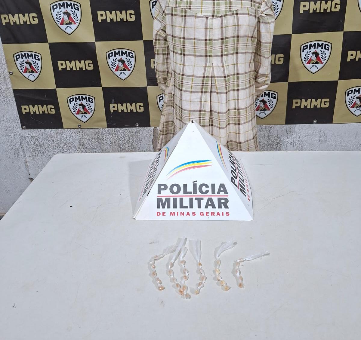 Mulher é presa com 30 pedras de crack durante batida policial no Cartafina, em Uberaba. (Foto/Divulgação/PMMG)