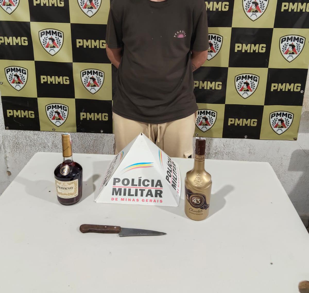 Polícia Militar prendeu homem em flagrante após furto de bebidas num supermercado, em Uberaba. (Foto/Divulgação/PMMG)