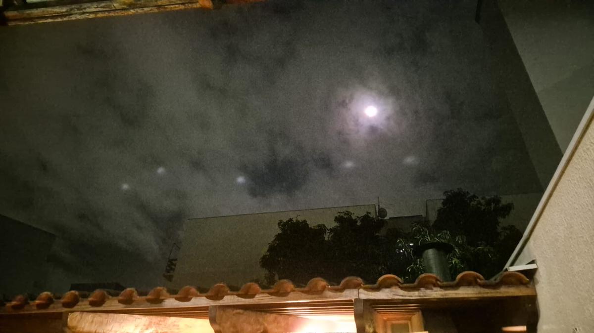 Vídeos dos registros também repercutiram nas redes sociais, com internautas associando o fenômeno à presença de ovnis (Foto/Reprodução)