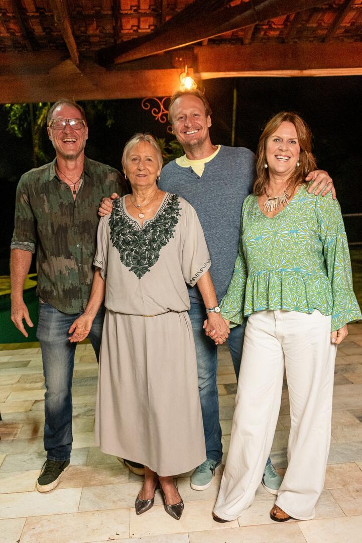 Festão de aniversário de Thelma Rimoli – 80 anos – e de sua neta Luiza Rimoli – 20 anos – na Chácara Vitória. Na foto Ana Paula Rimoli, Gerson Martins, Luíza Rimoli (aniversáriante) e Pedro Rimoli (Foto/Francis Prado)