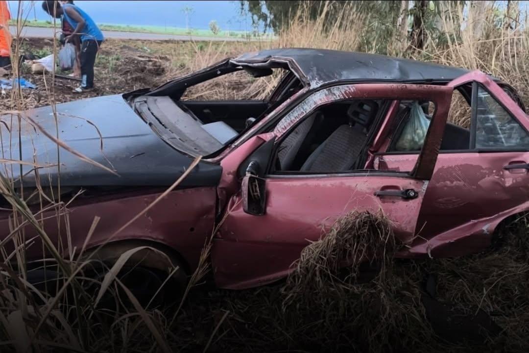 Carro ficou completamente destruído após capotar várias vezes na Filomena Cartafina, deixando três pessoas feridas (Foto/Divulgação)