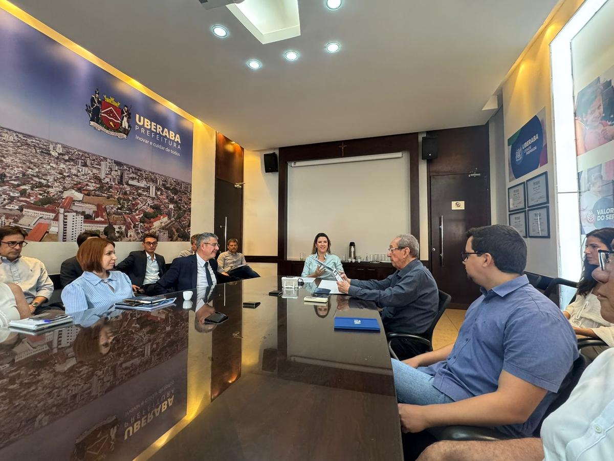 Presidente da Adub, Gilberto Resende,  entrega à prefeita Elisa o documento contendo propostas para aprimorar o texto do projeto de revisão do Plano Diretor (foto) (Foto/Divulgação)