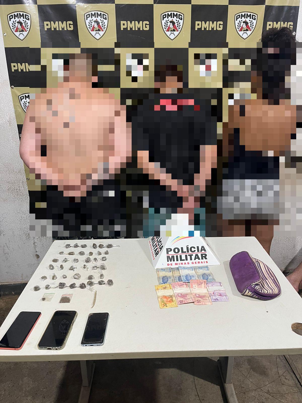 PM apreende drogas e celular furtado em apartamento no Serra do Sol; três suspeitos presos e quatro crianças resgatadas. (Foto/Divulgação/PMMG)