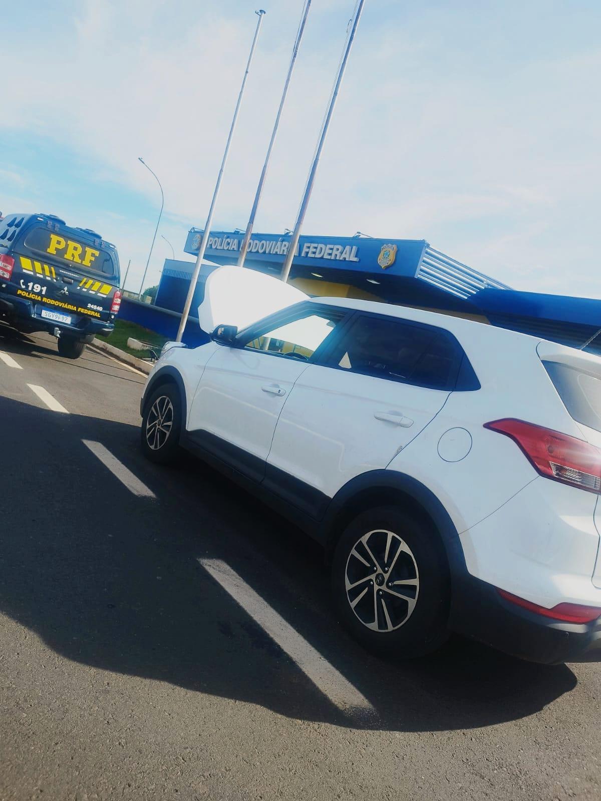 Carro clonado apreendido pela PRF em Uberaba; veículo tinha registro de roubo em Guariba (SP). (Foto/Divulgação/PRF)