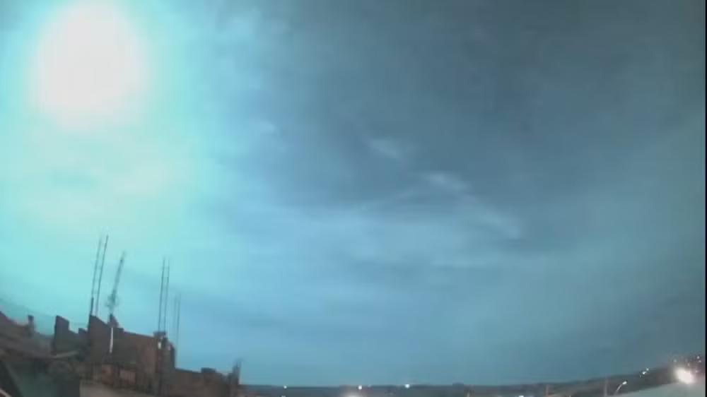 Nas imagens, é possível ver um rastro luminoso cruzando o céu e se desfazendo rapidamente antes de atingir a superfície da Terra (Foto/Reprodução)