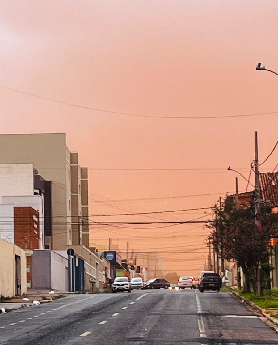 Poeira chegou a Uberaba carregada pelos ventos que passaram por terras aradas (Foto/Joanna Prata)