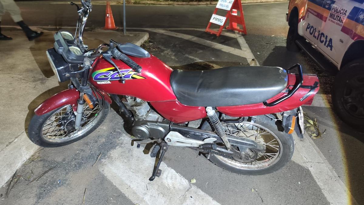 Moto apresentava adulteração de sinal identificador. (Foto/Divulgação/PMMG)