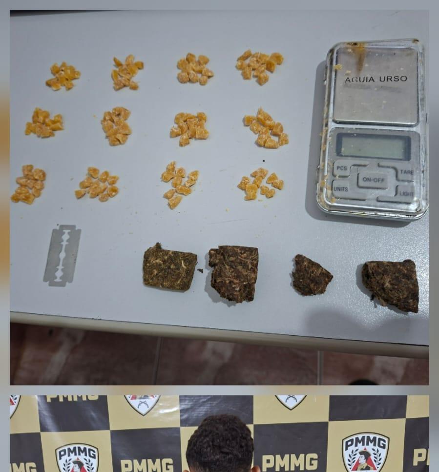 Crack, maconha e balança de precisão foram encontrados com o adolescente. (Foto/Divulgação/PMMG)