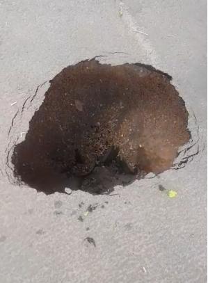 Conforme relato de testemunhas, o buraco, que fica próximo a um bueiro, se abriu no momento em que uma moto trafegava na via (Foto/Reprodução)