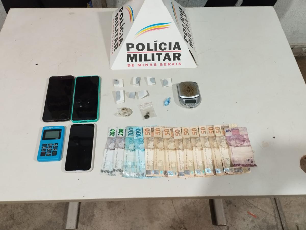 Materiais apreendidos com os suspeitos durante a ação do Tático Móvel na Rua São Nicolau — drogas, dinheiro, balança e máquina de cartão foram levados à delegacia. (Foto/Divulgação/PMMG)