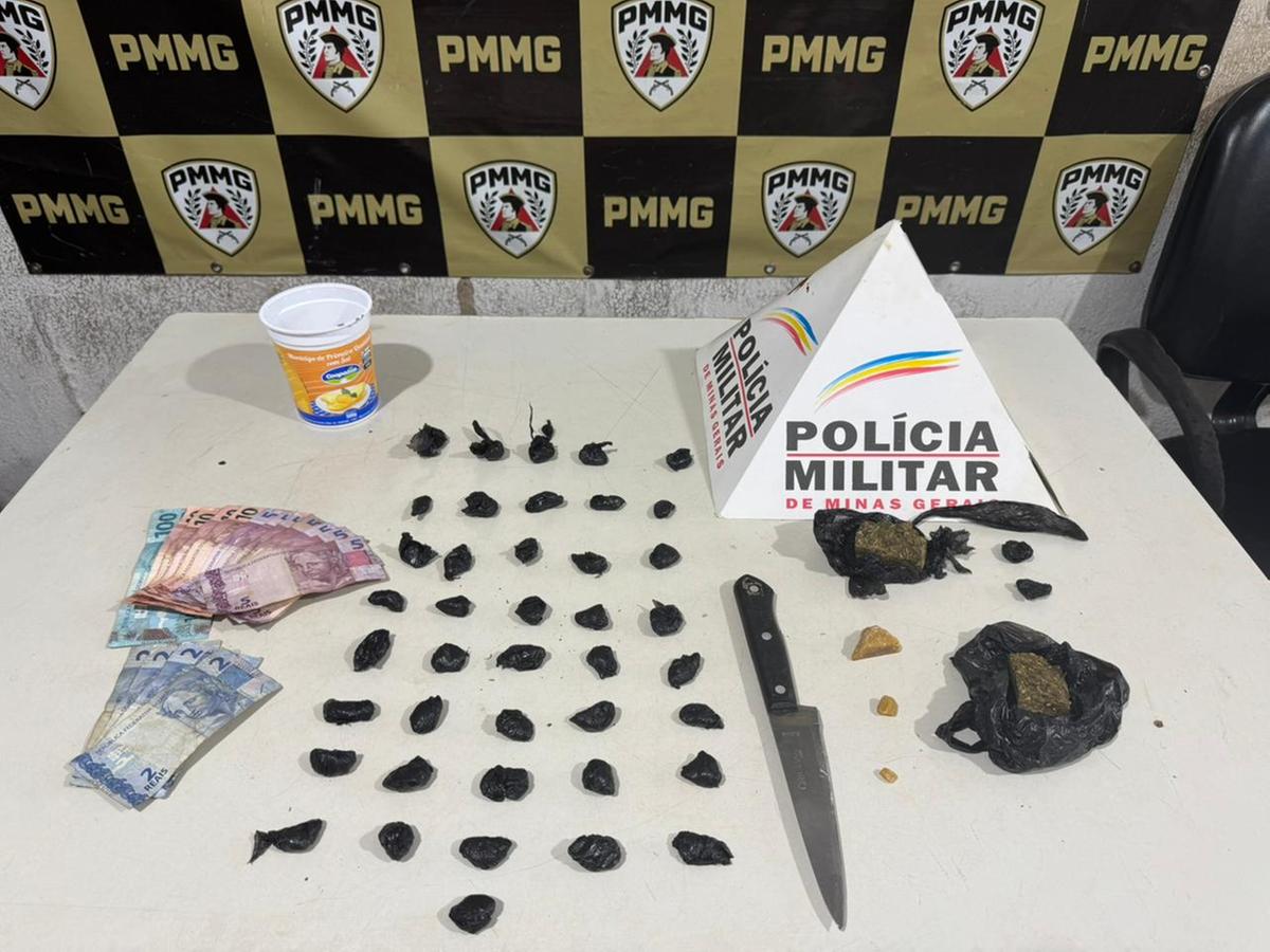 Foragido conhecido como “Nareba” foi preso no bairro Morumbi com drogas, dinheiro e faca usada no preparo dos entorpecentes; cão farejador Astor ajudou nas buscas. (Foto/Divulgação/PMMG)