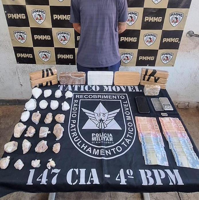 Mais de 7 kg de crack e cocaína foram encontrados escondidos em compartimento secreto dentro de um carro; prejuízo ao tráfico é estimado em R$200 mil. (Foto/Divulgação/PMMG)