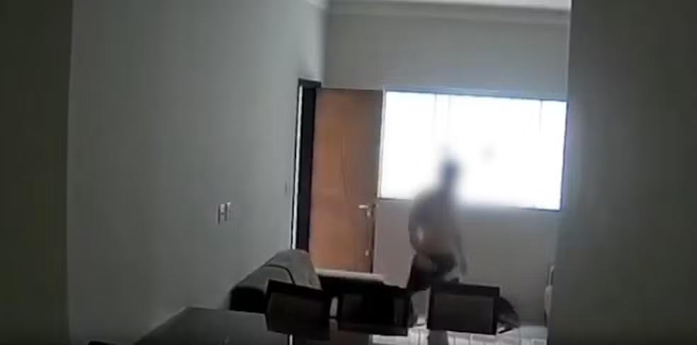 Vítima descobriu o crime após instalar câmeras no apartamento e flagrar o homem entrando no local (Foto/Reprodução)