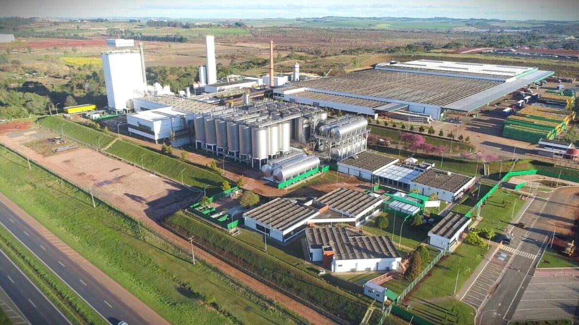 Instalada em uma área de quase 1 milhão de metros quadrados, com 200 mil m² de área construída, a fábrica nasce com capacidade para expansão e produção anual de até 5 milhões de hectolitros (Foto/Divulgação)