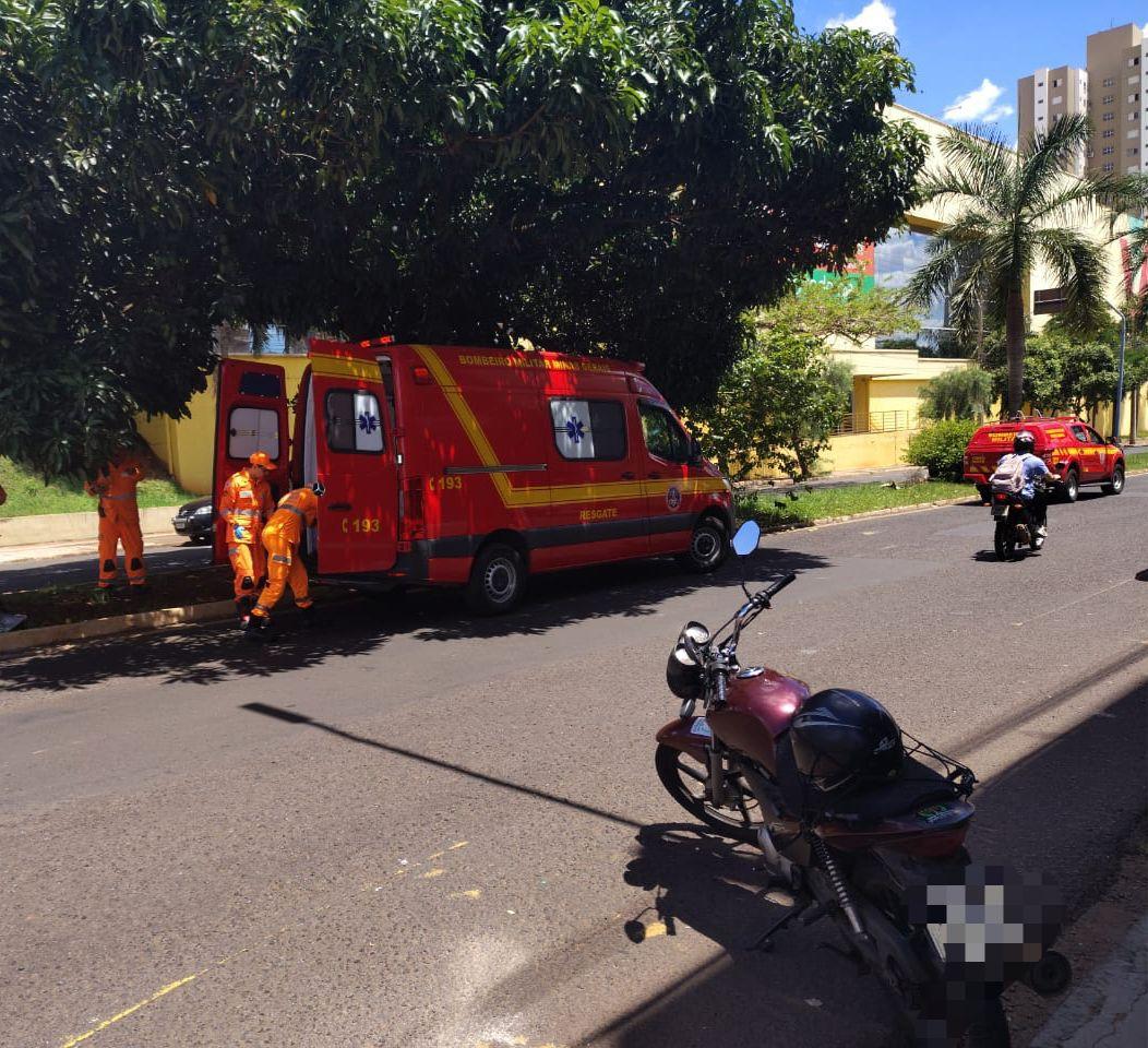 Bombeiros prestaram socorro a motociclista ferido em colisão com carro na avenida Santa Beatriz, em Uberaba. (Foto/Divulgação/CBMMG)